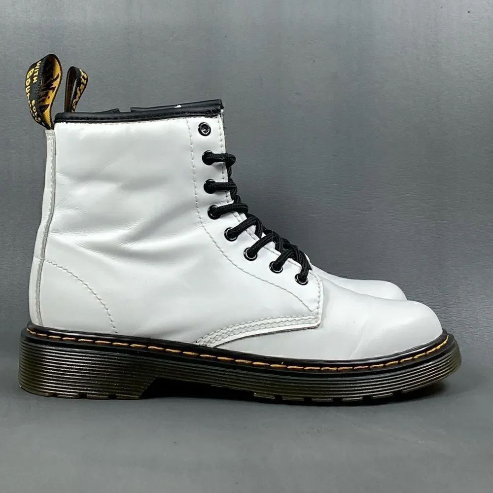 Dr. Martens 1460 8-Eye Boot kids/youths size 3